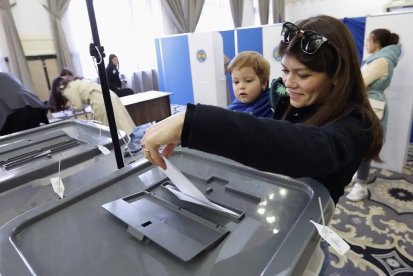 România: aproape 30 de mii de basarabeni au votat la alegerile parlamentare din Republica Moldova