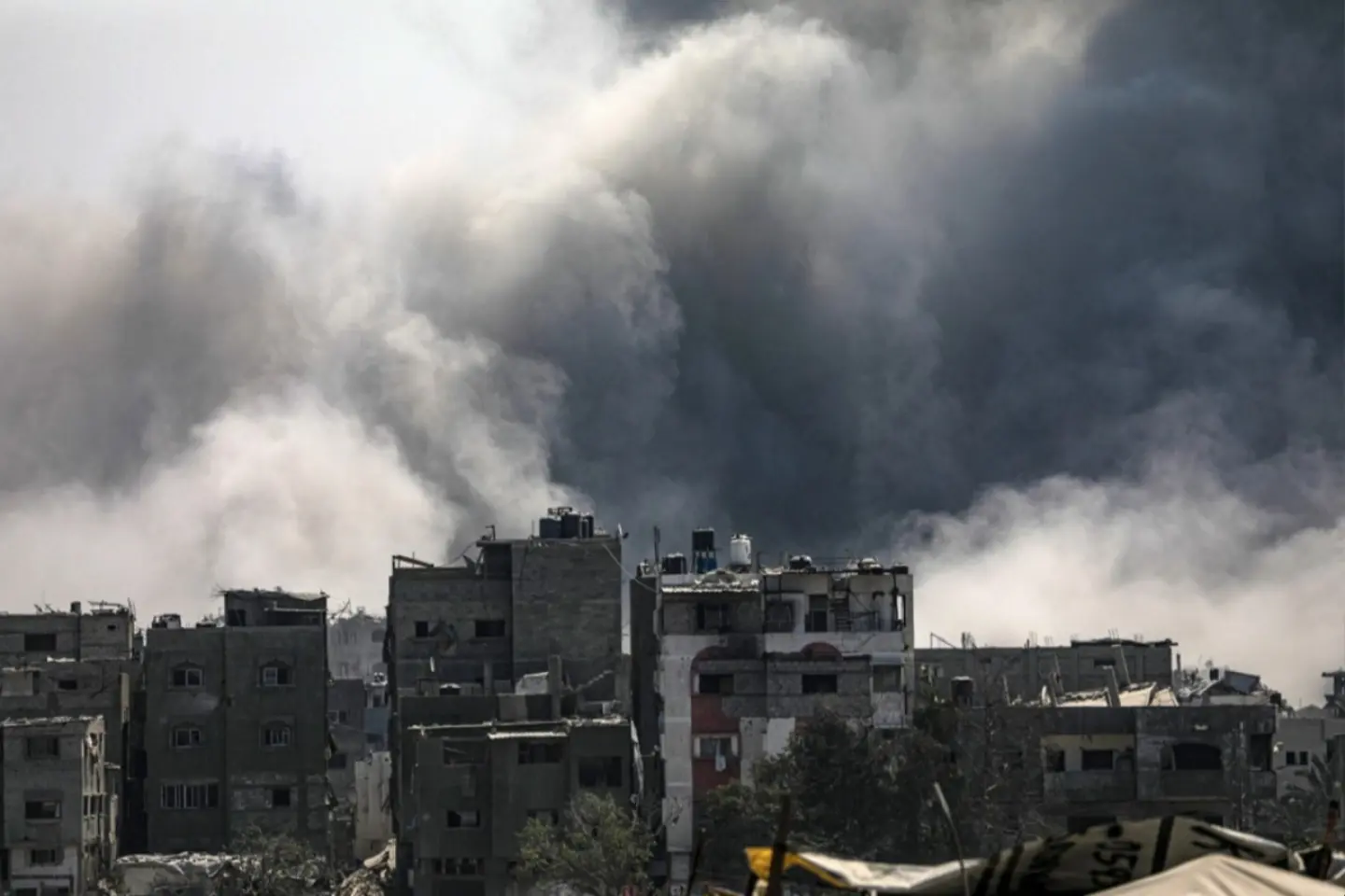 Palestinienii spun că Israelul continuă să bombardeze Gaza în pofida armistiţiului intrat în vigoare. 