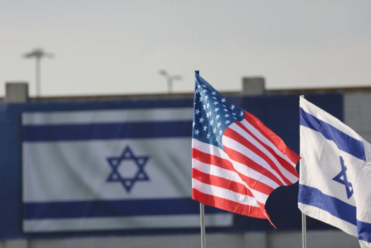 Donald Trump elogiat în parlamentul israelian
