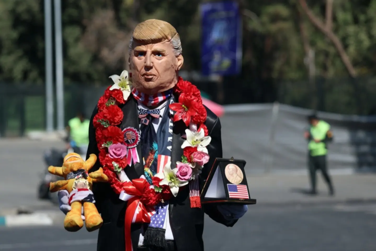 Conspirații cu Nobel și buncărul lui Macron
