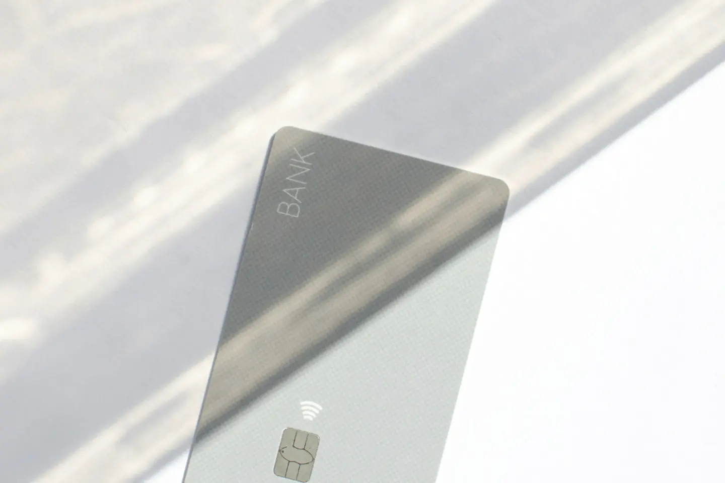 Debit versus Credit: Ce tip de card ți se potrivește? (P)