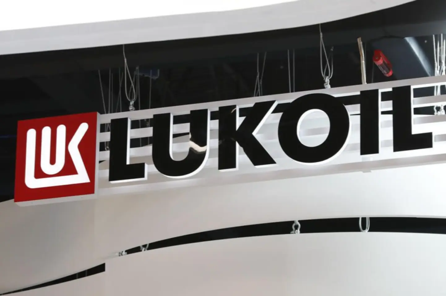 Lukoil caută cumpărători pentru activele din străinătate