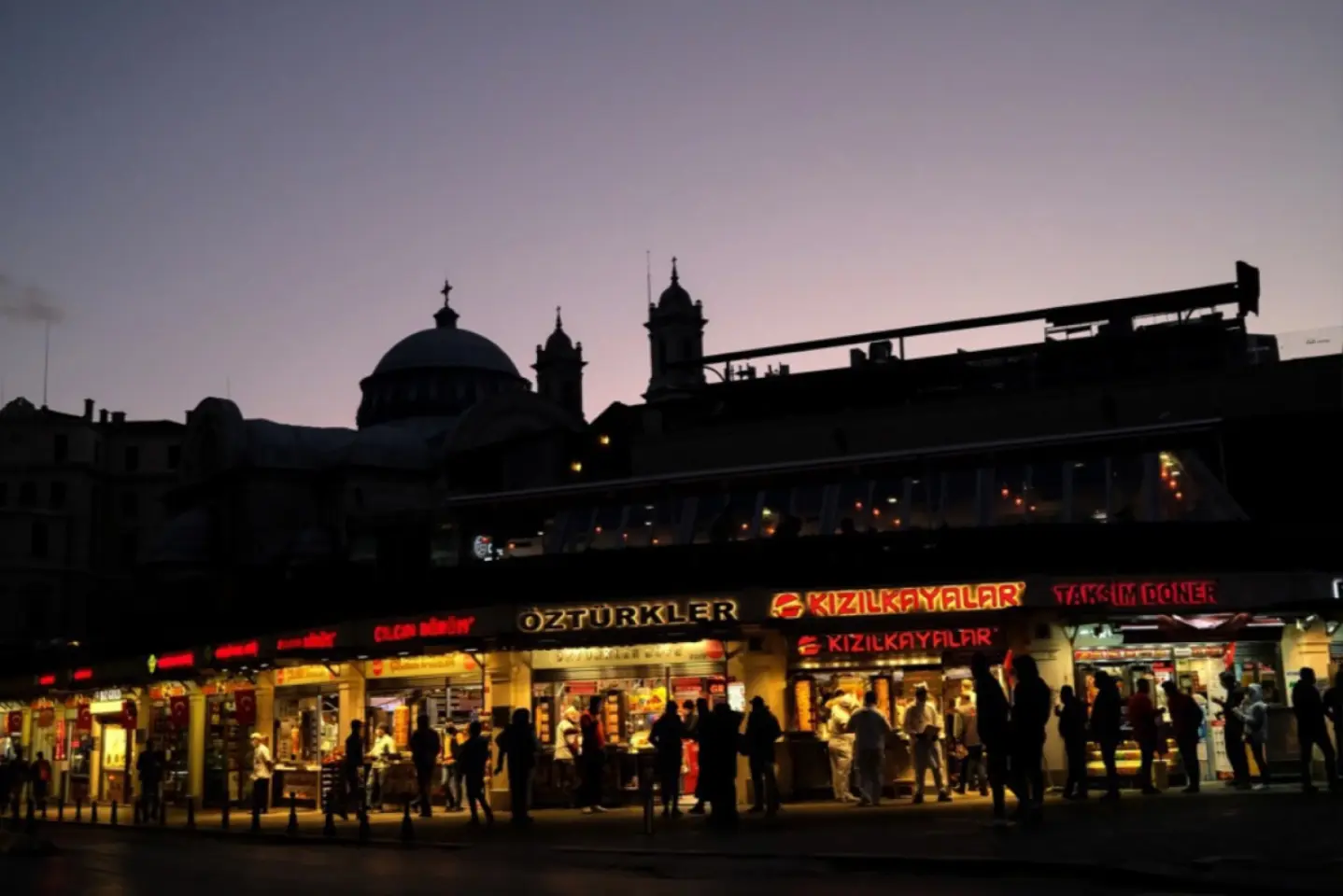 Cei doi români răniți în atacul armat de la Istanbul sunt în afara pericolului