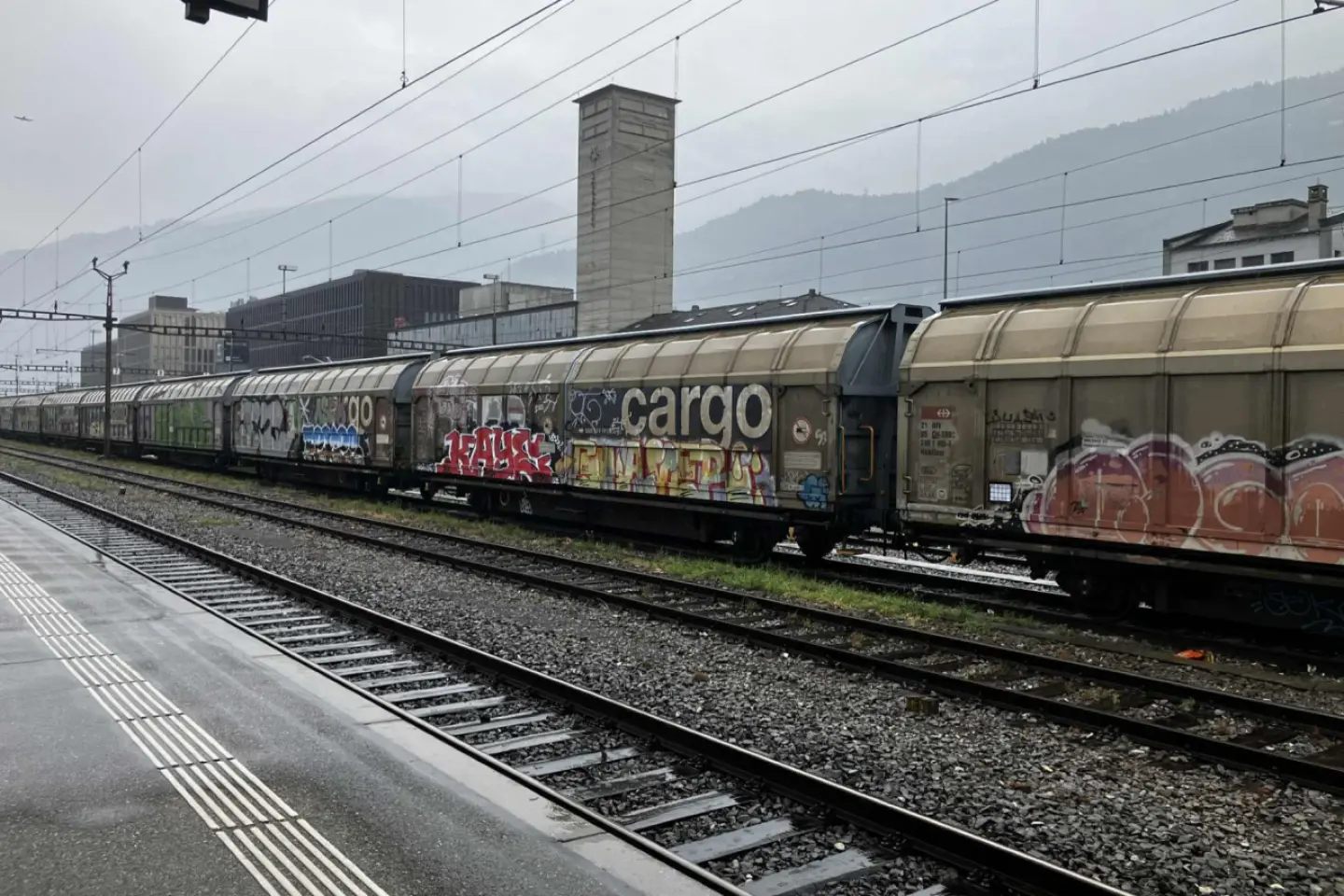 Deficitul comercial a depăşit 24 de miliarde de euro