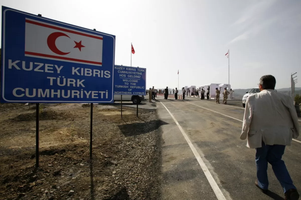 Object Name: CYPRUS LEADERS OPEN NEW CROSSING