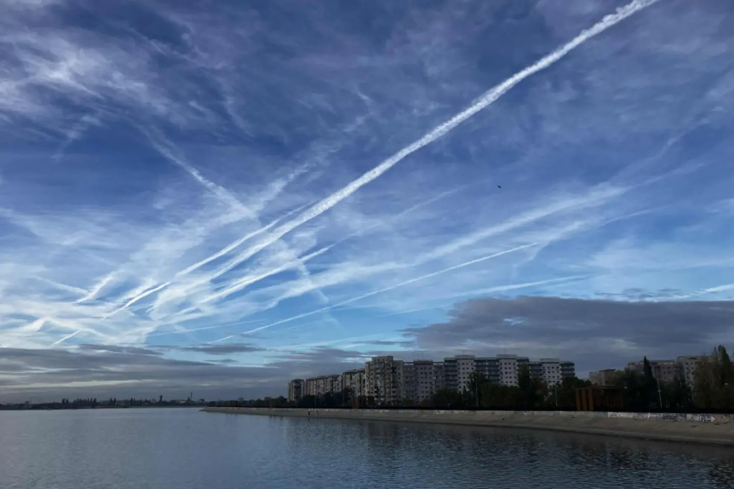 FAKE NEWS: Un expert a dovedit existenţa chemtrail-urilor