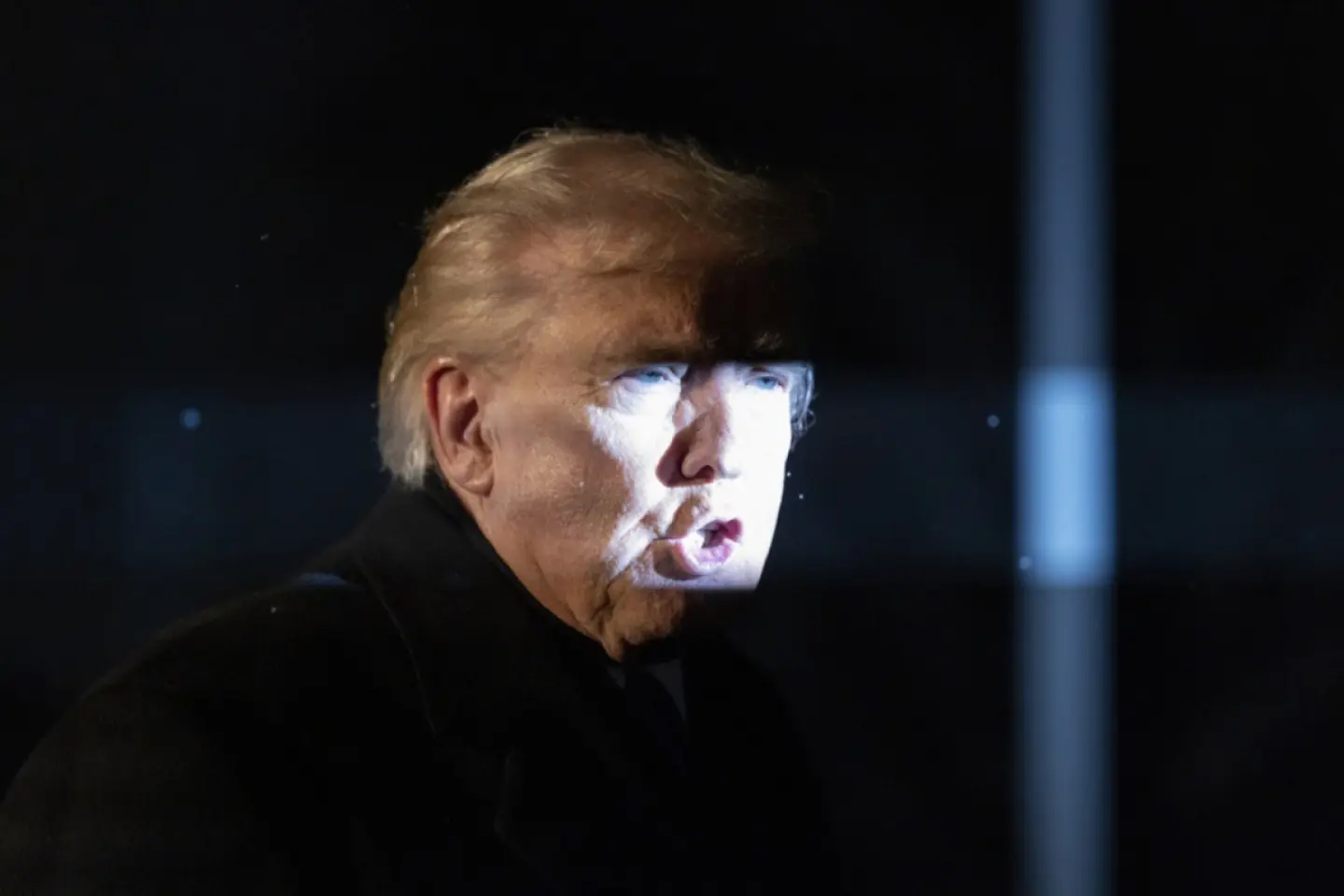 Trump îşi retrage mesajul cu imagini rasiste despre familia Obama