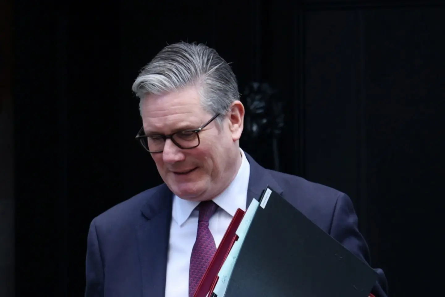 Premierul britanic nu renunță la mandat 
