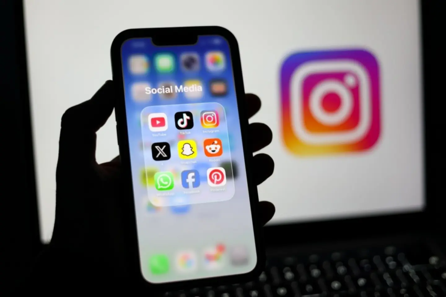 Spania va ancheta platformele social media 