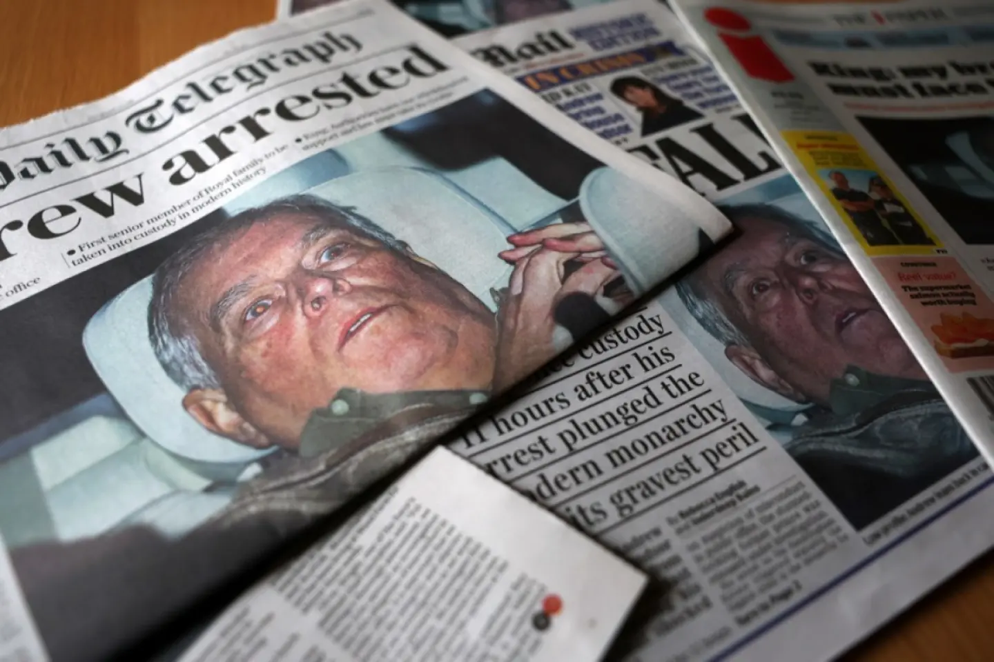 Poliția continuă perchezițiile la reședința lui Andrew Mountbatten