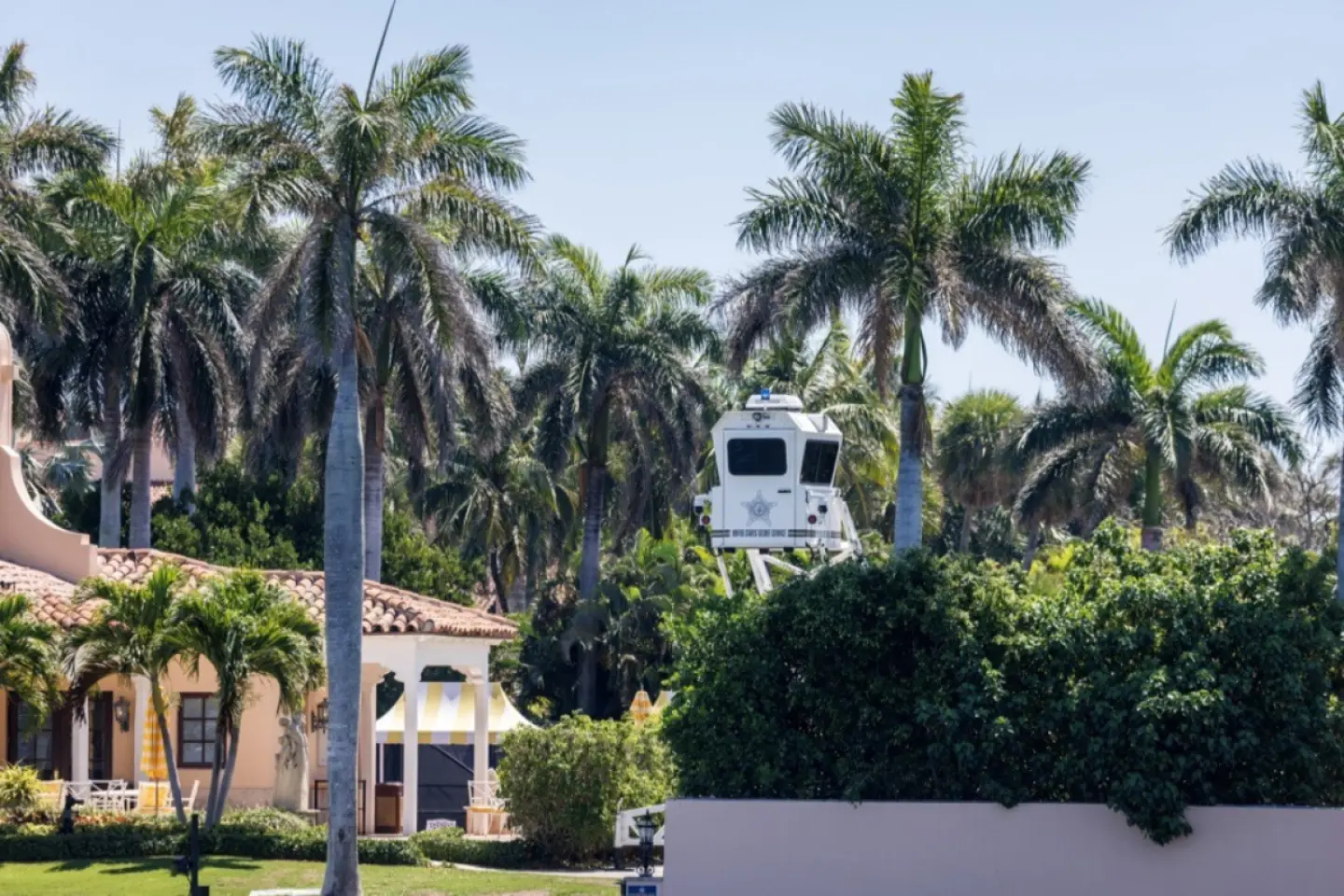 Bărbat împuşcat mortal de agenţi ai Secret Service în apropierea reşedinţei lui Trump