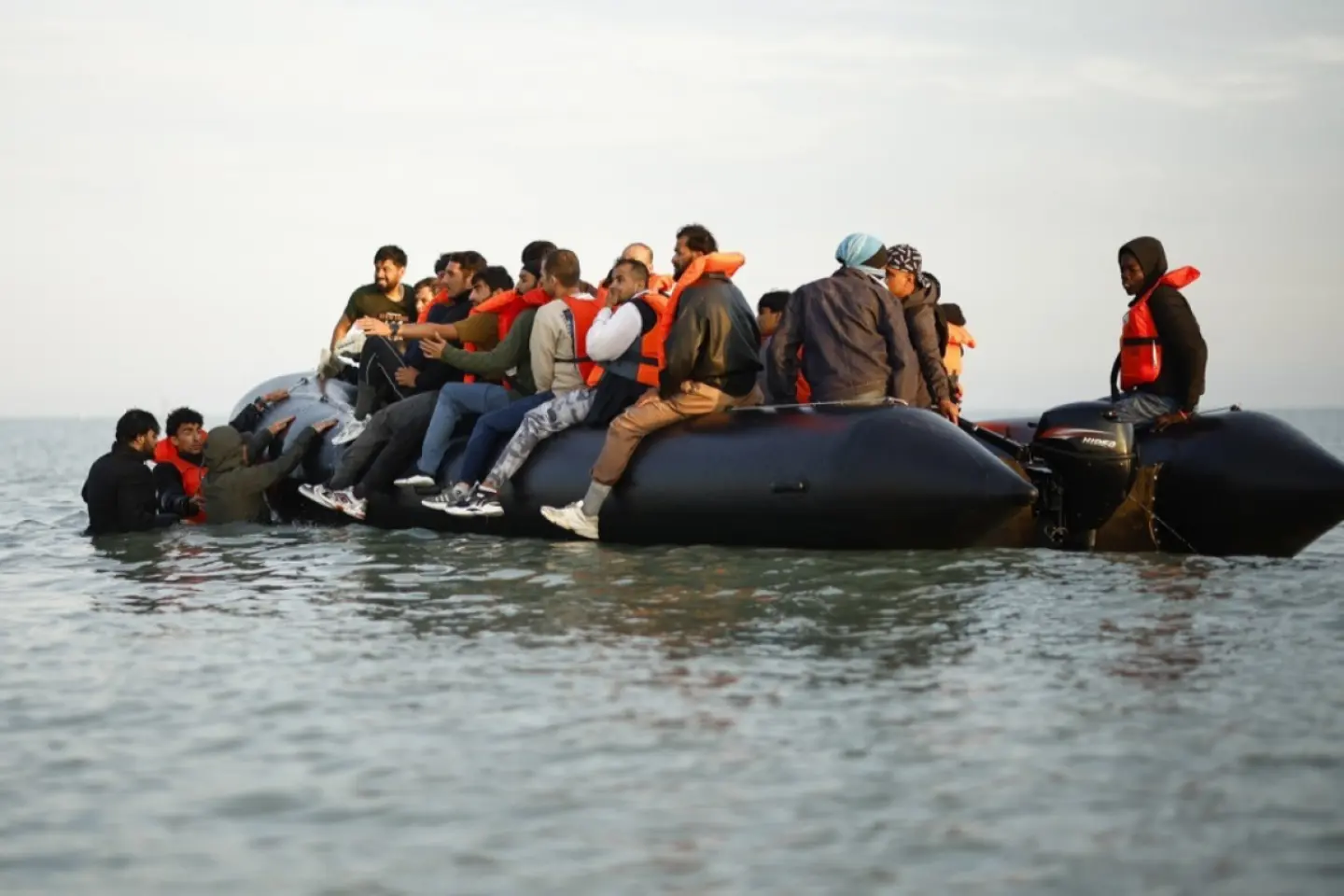 Ofițeri britanici de imigrare neagă că au furat bani de la migranții sosiți cu bărcile în țară