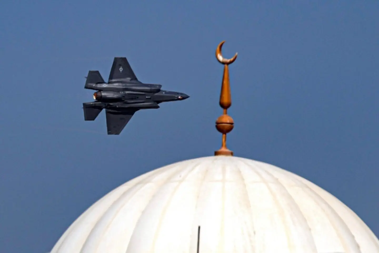 O aeronavă F-35 americană a aterizat de urgenţă după un presupus tir iranian