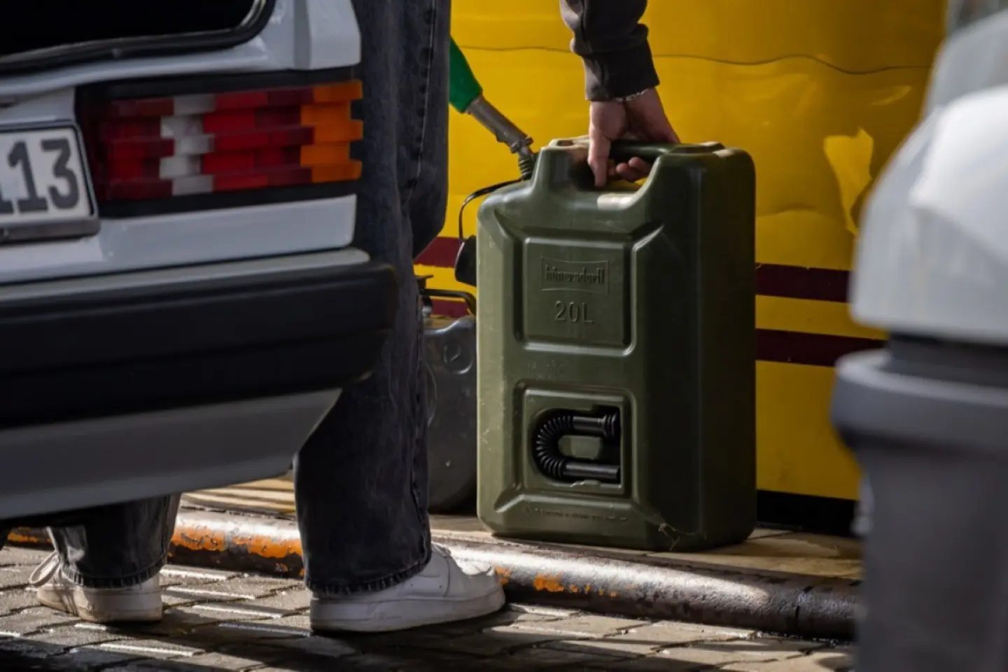 Agenția internațională de energie cere reduceri rapide ale cererii de petrol