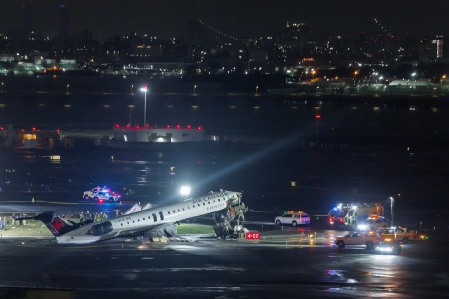Accident cu doi morţi pe aeroportul LaGuardia din New York 