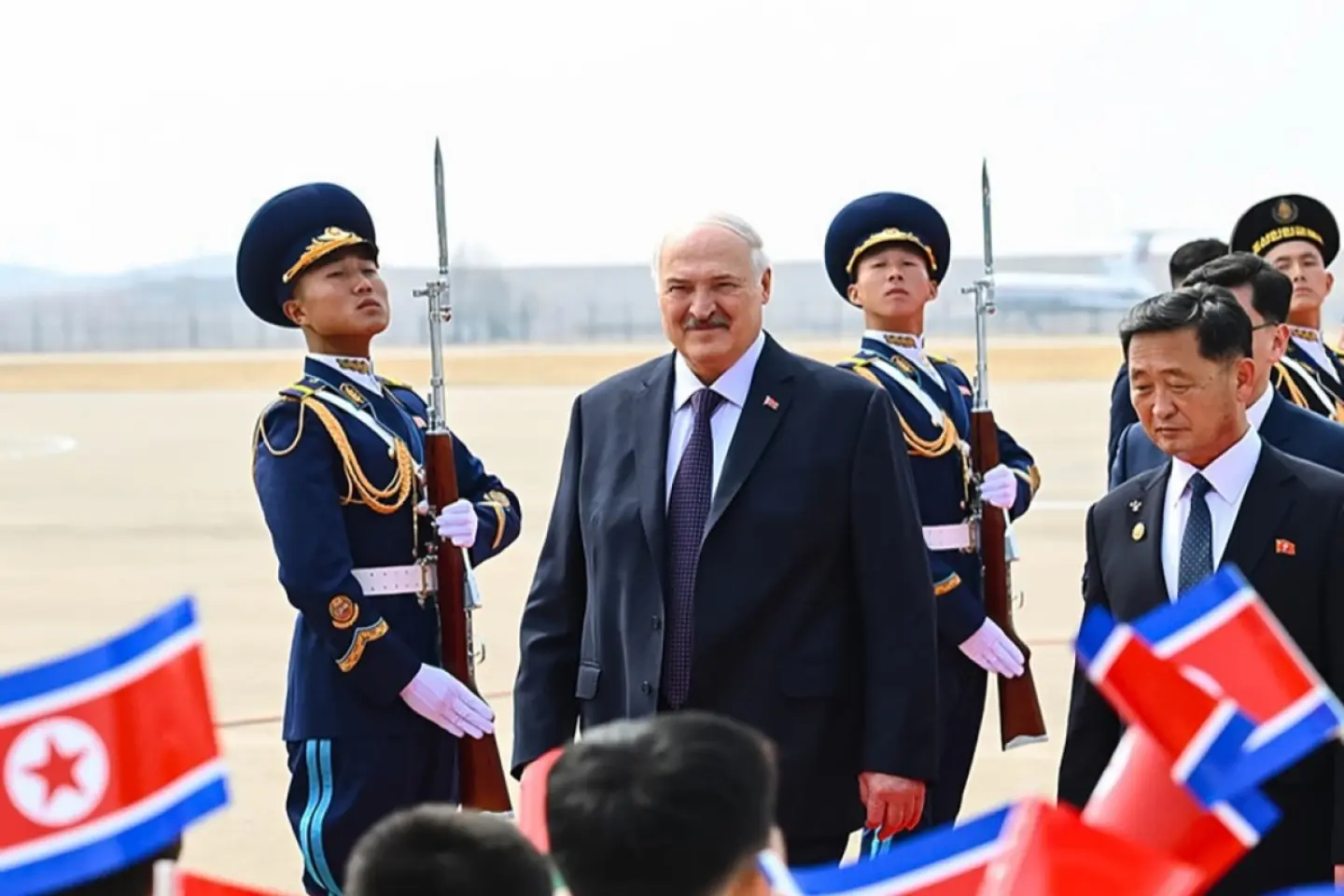 Liderul din Belarus vizitează în premieră Coreea de Nord