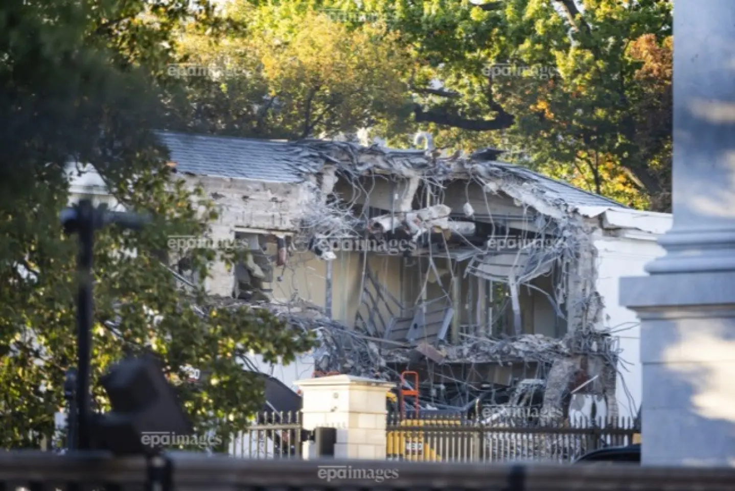 Trump își construiește cazemată sub sala de bal de la Casa Albă