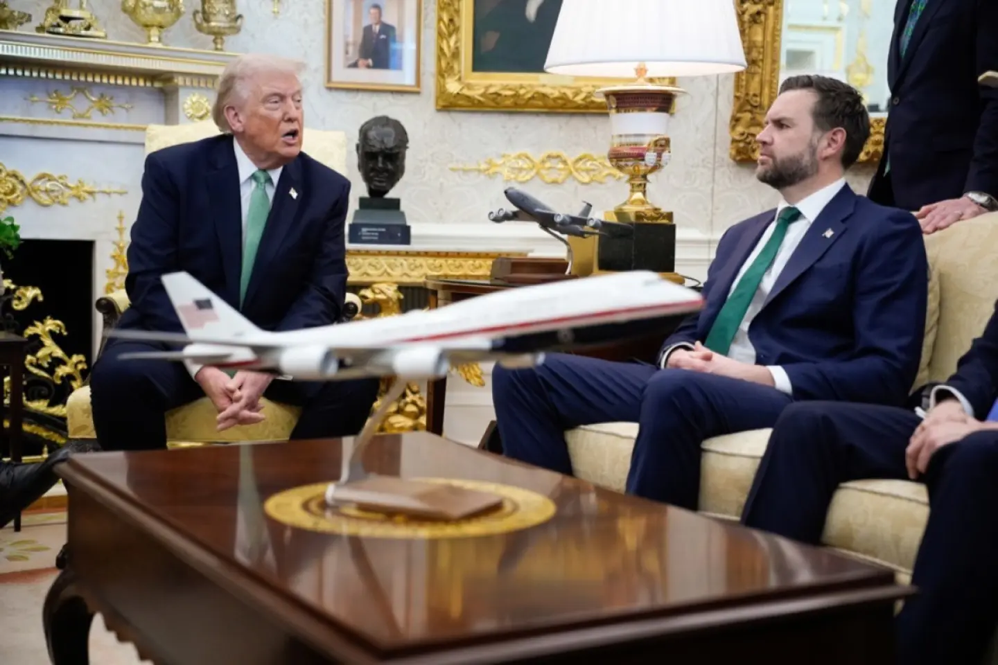 Trump își trimite vicepreședintele să cerceteze presupuse fraude în statele democrate