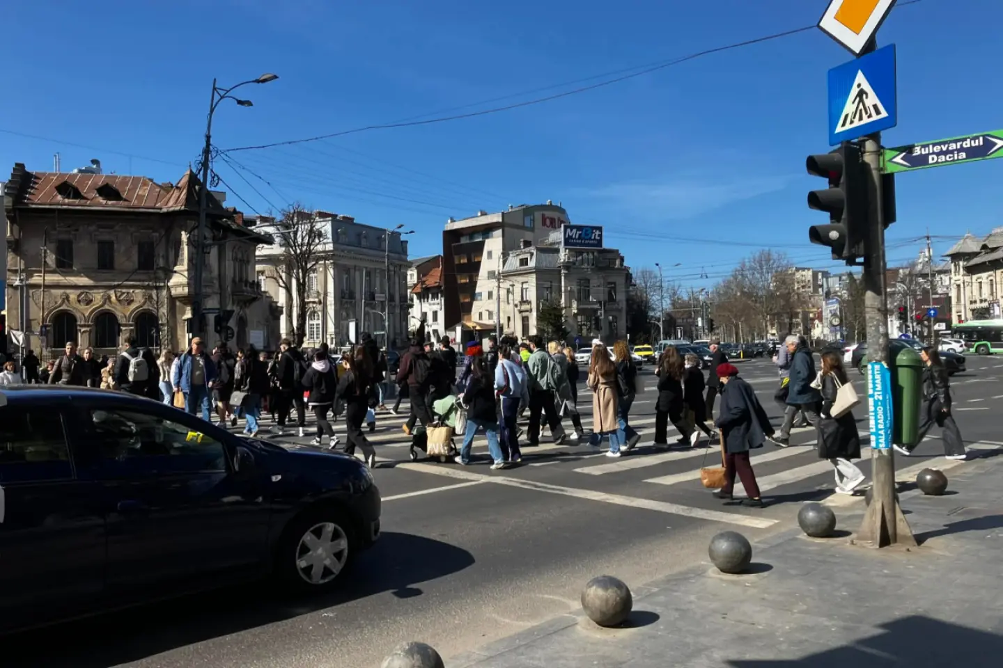 Aproape 40% dintre români vor schimbarea actualului sistem politic „prin orice mijloace”