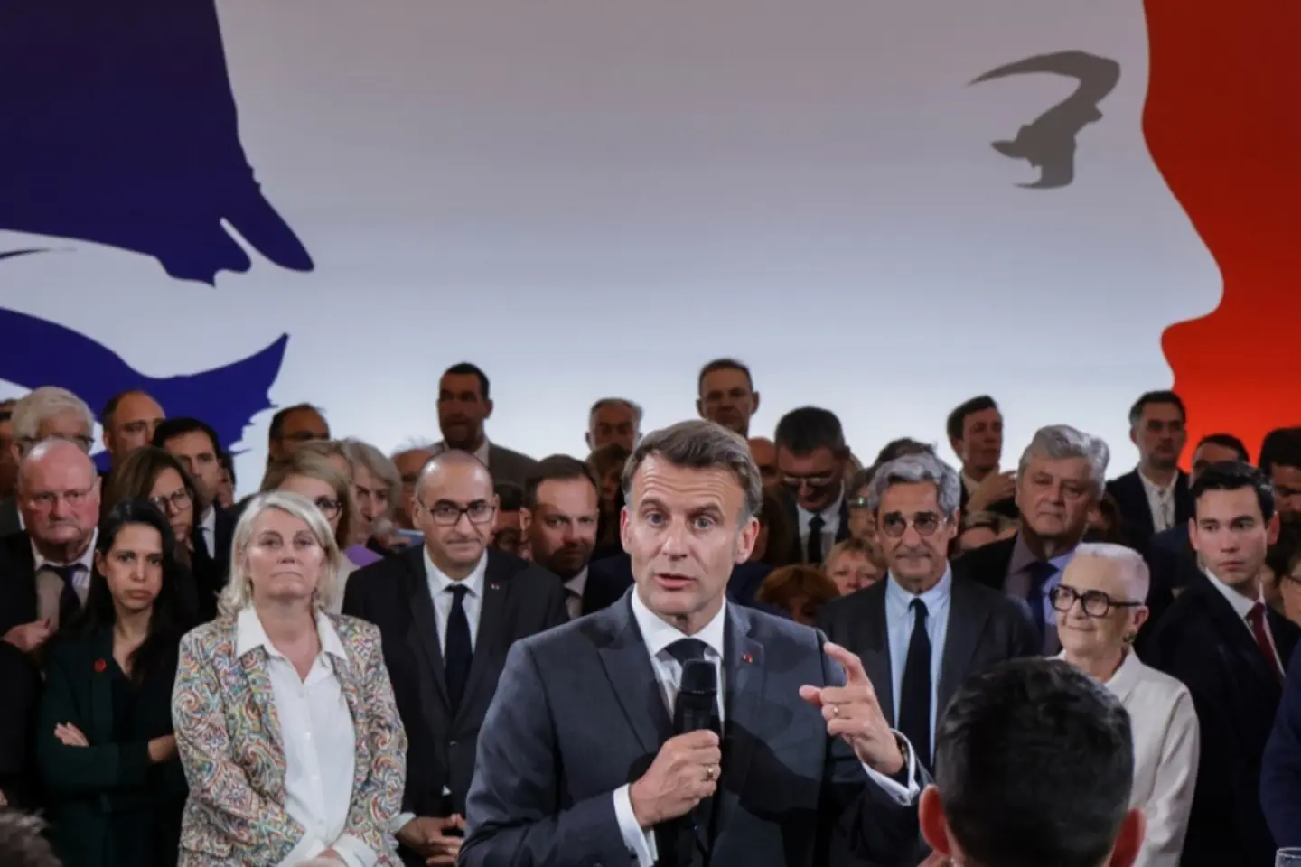  Macron anunță înăsprirea legislaţiei împotriva 