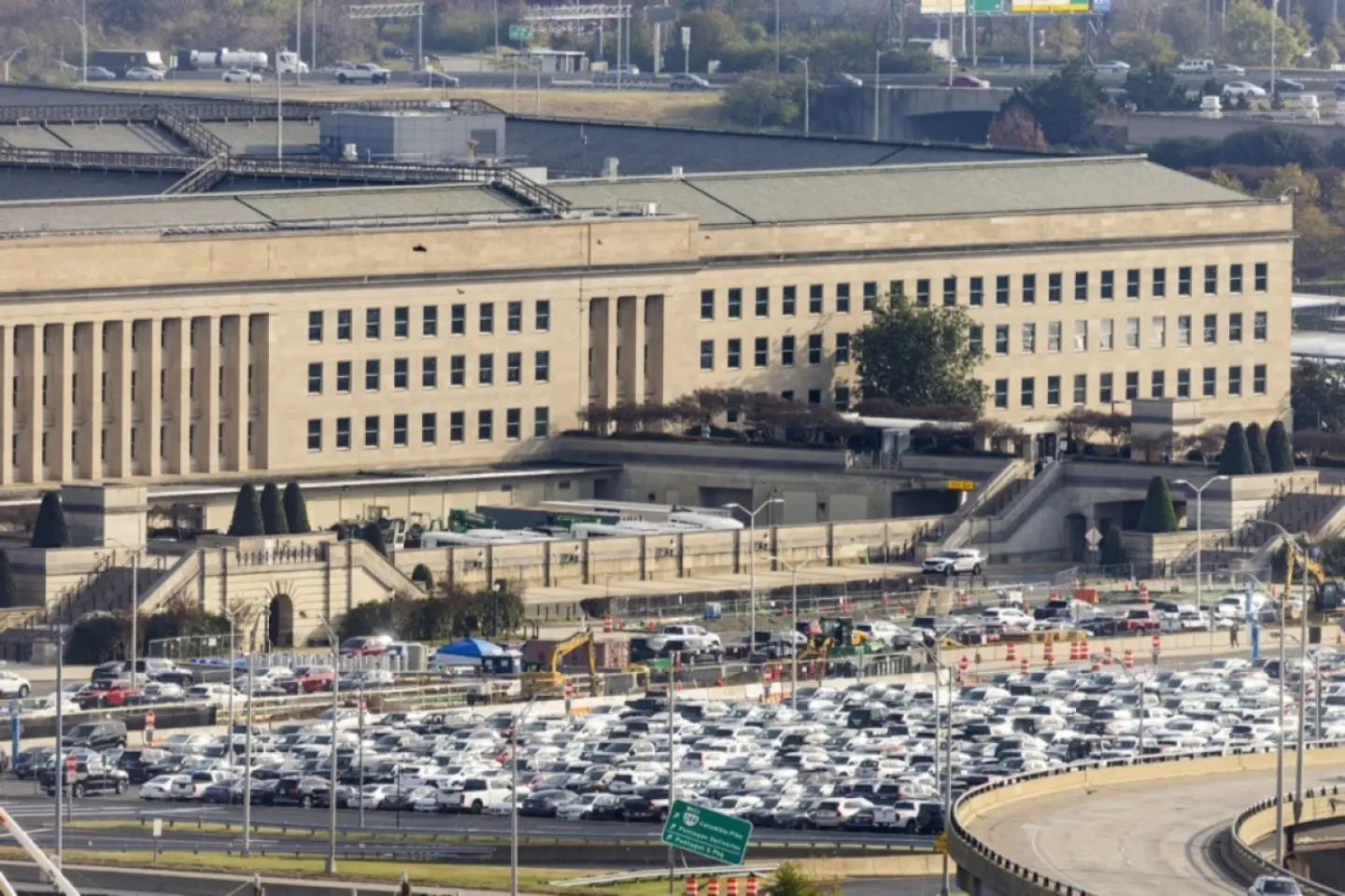 Secretarul Marinei americane a părăsit funcția 