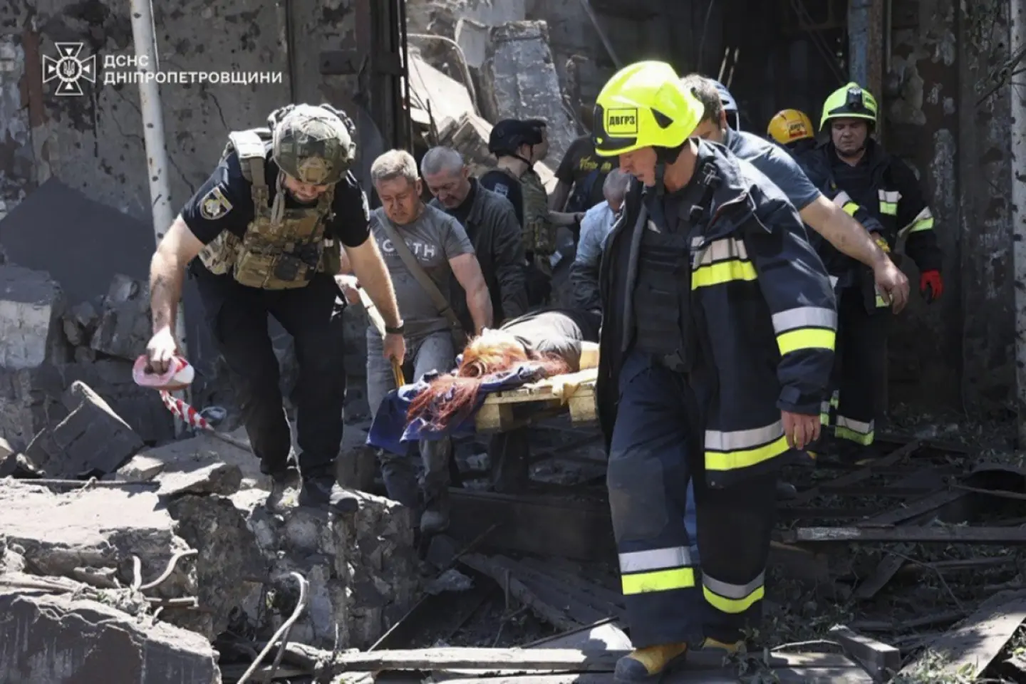 Un atac rusesc lovește un bloc de apartamente din Dnipro