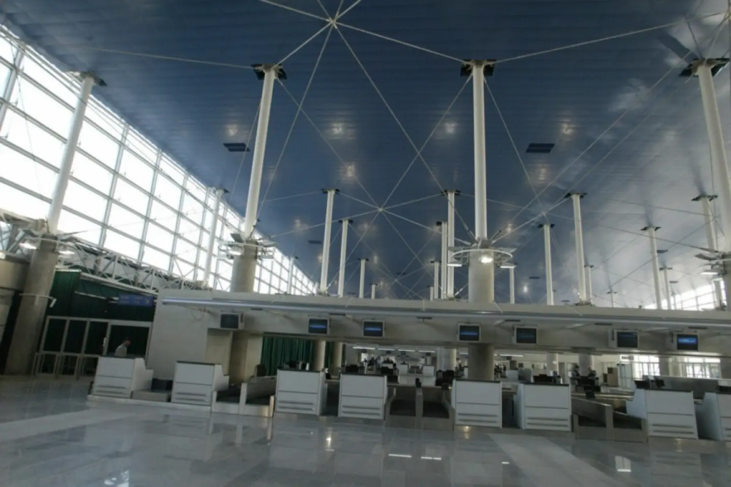 Iranul reia zborurile comerciale de la Teheran