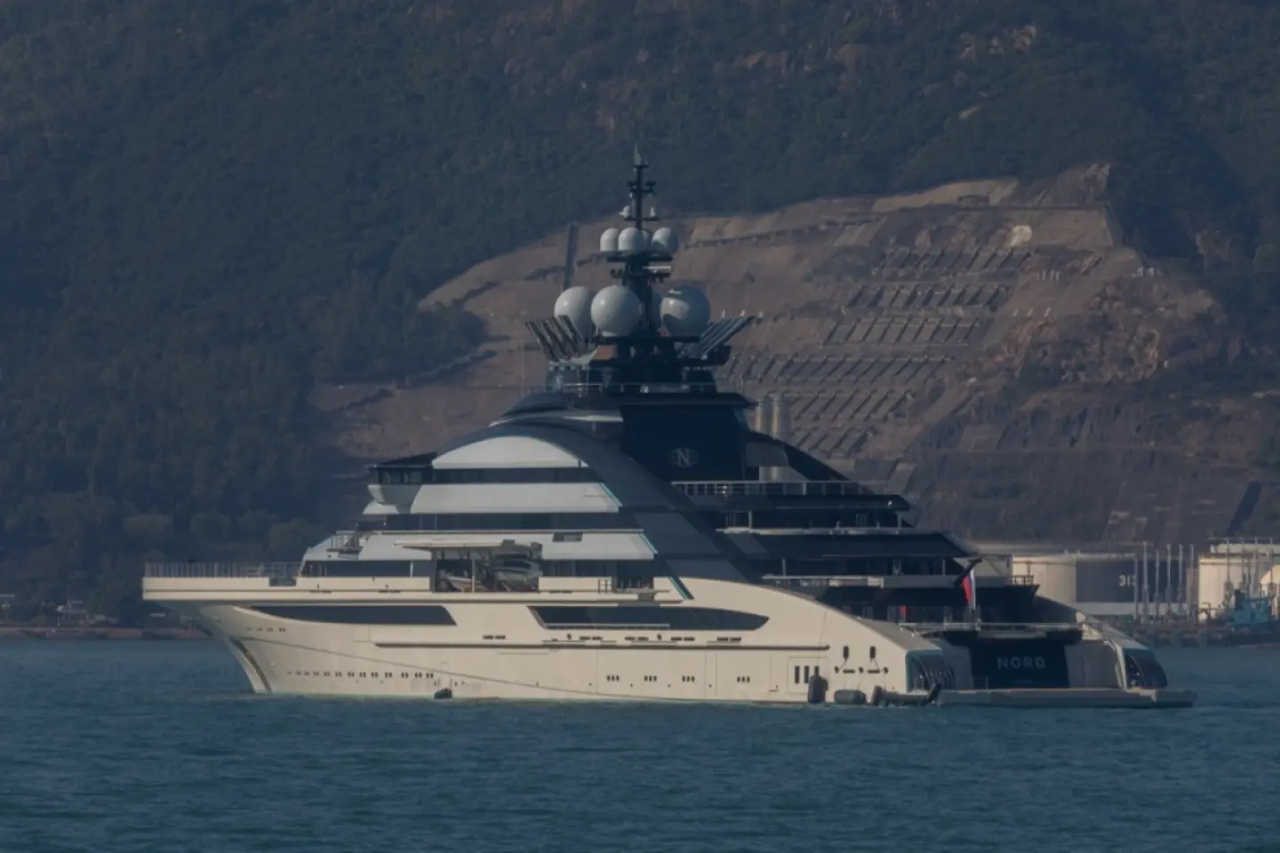 Un yaht de lux al unui oligarh rus a trecut prin Strâmtoarea Ormuz