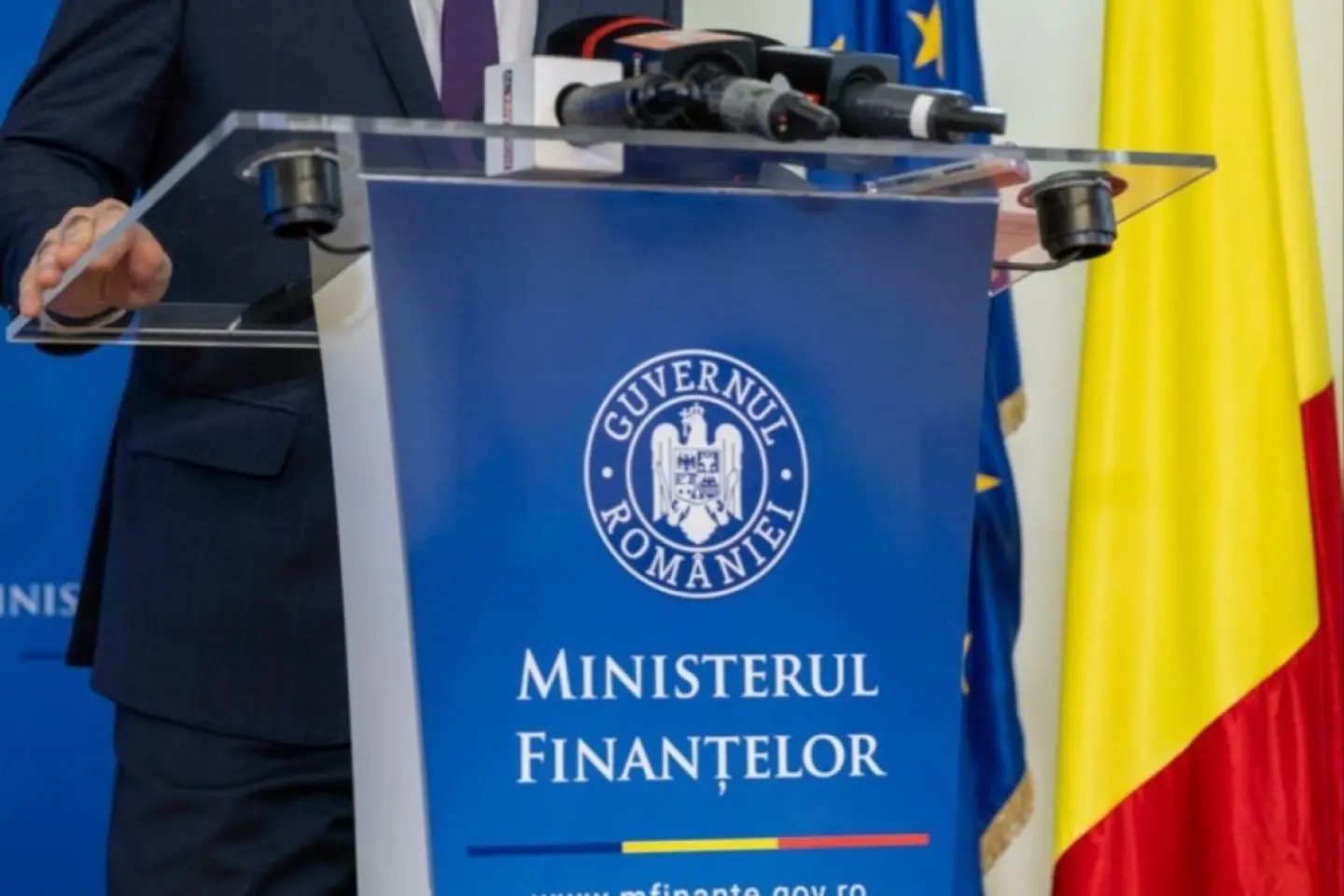 Deficitul bugetar a scăzut, în primul trimestru, la mai puțin de jumătate față de anul trecut