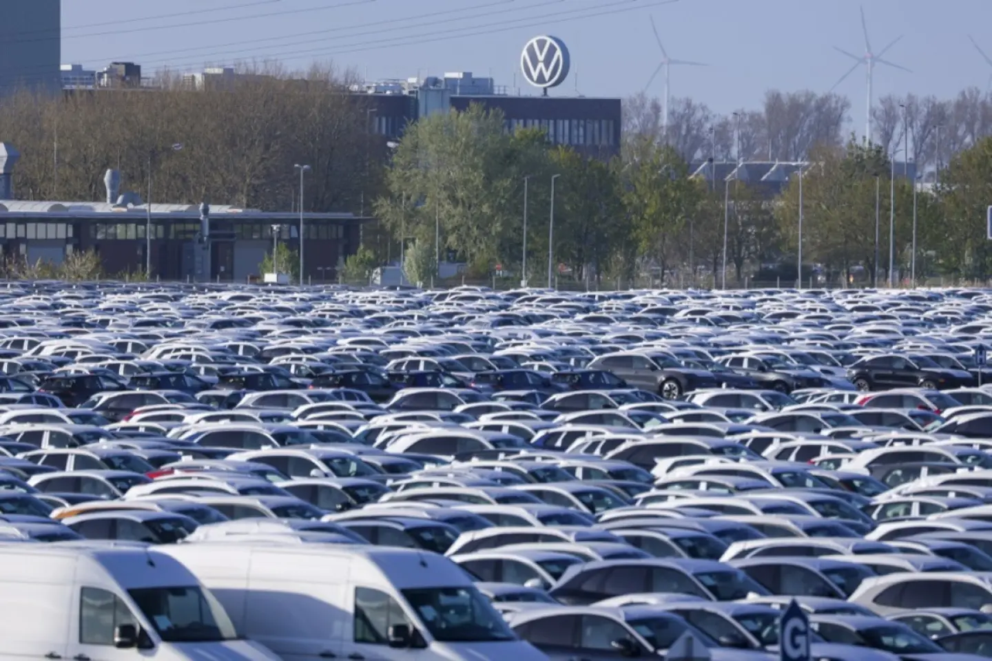 Trump anunţă majorarea tarifelor pentru importurile de automobile din UE la 25%