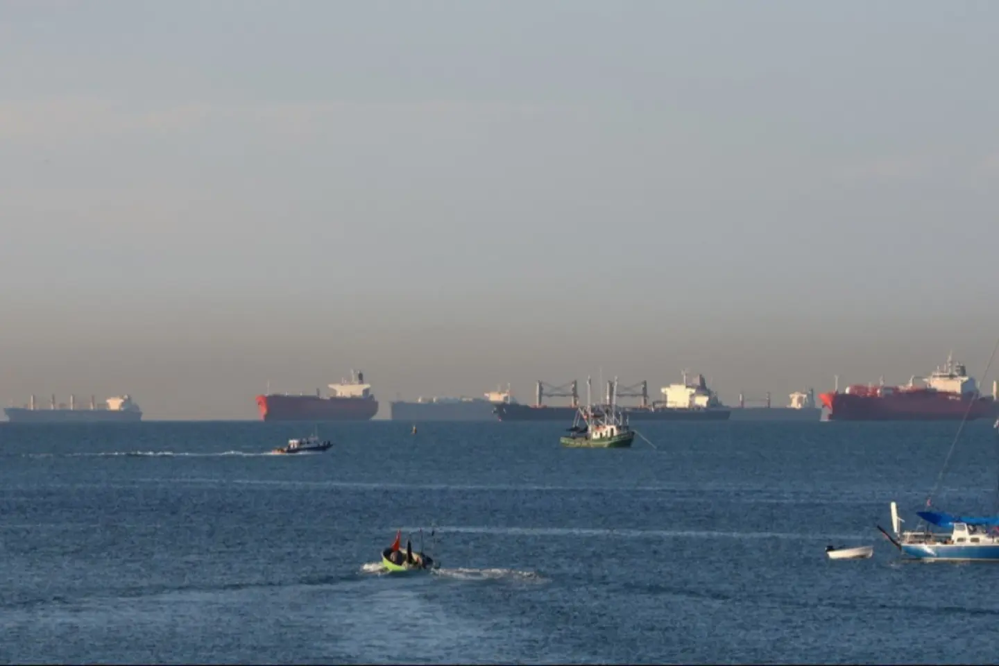Marina americană va escorta navele blocate în strâmtoarea Ormuz
