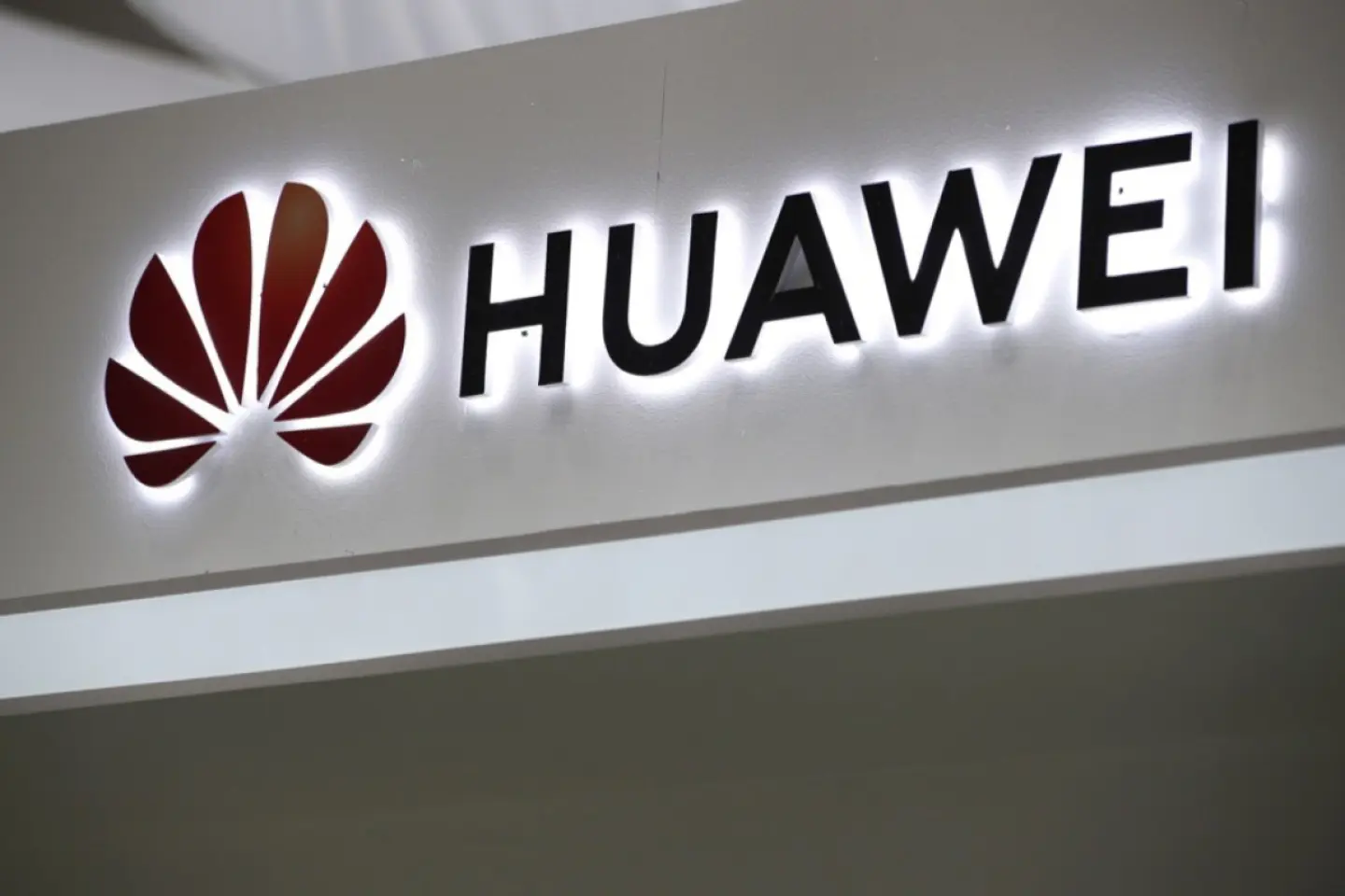 Comisia blochează finanțarea UE pentru tehnologia solară Huawei