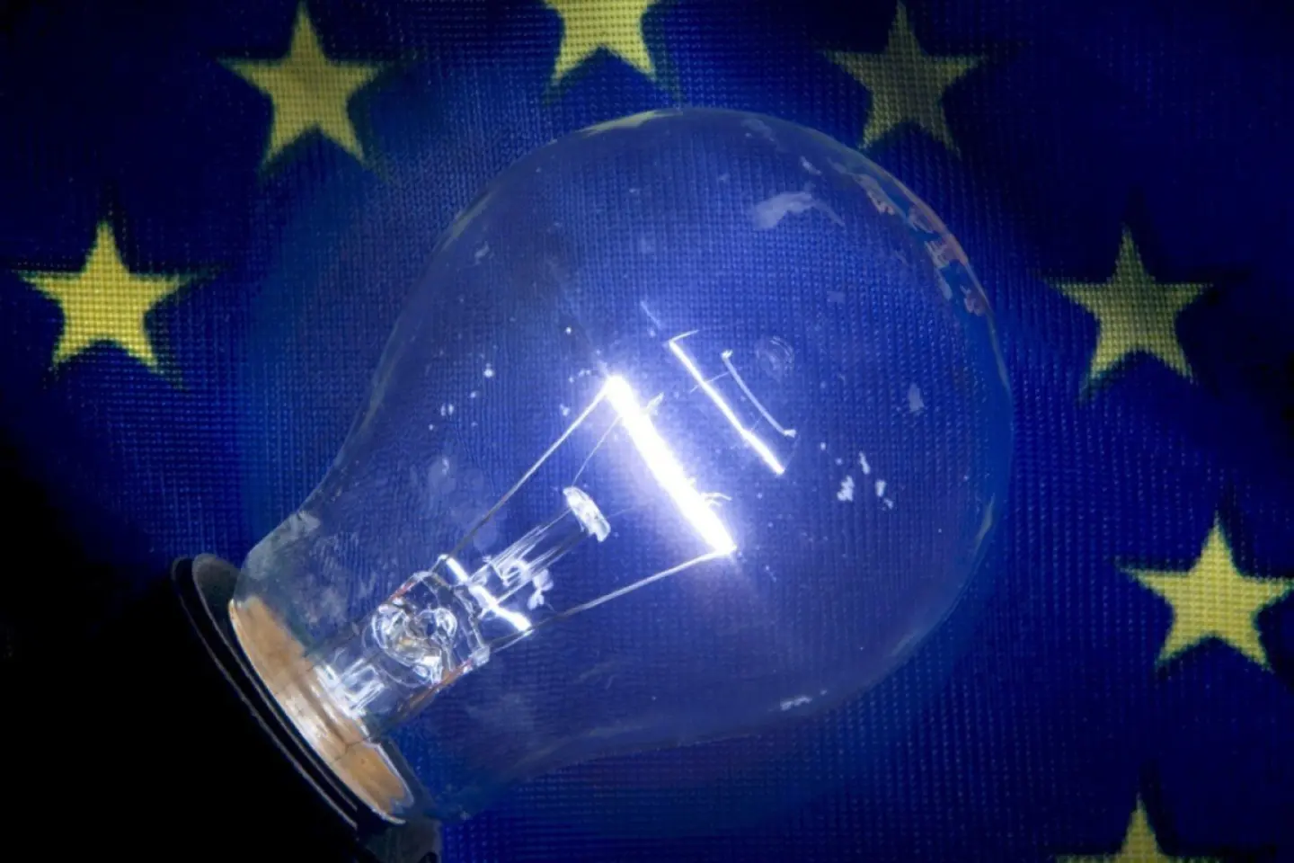 Românii plătesc cel mai mare preț la electricitate din UE, raportat la puterea de cumpărare