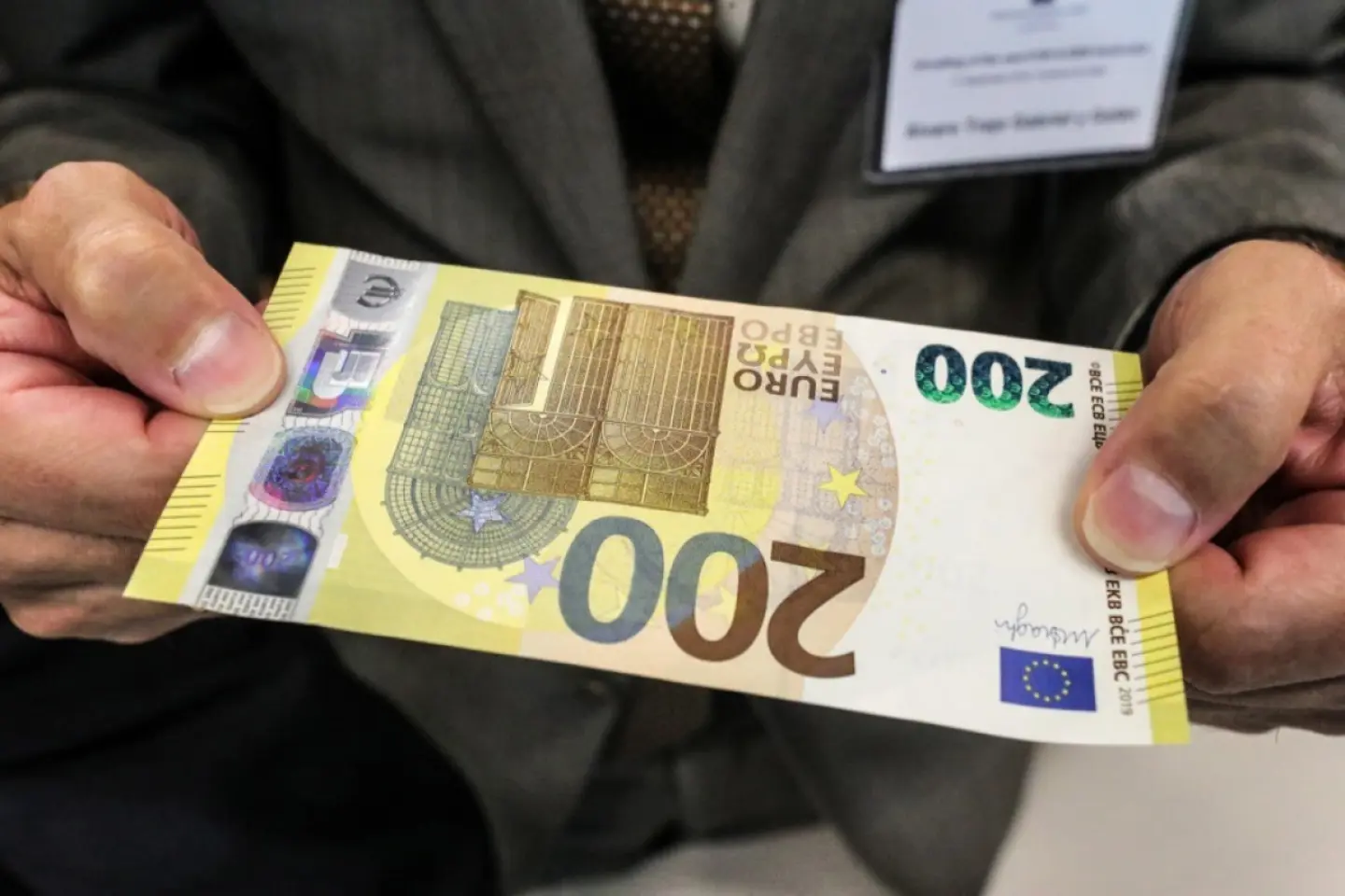 Grecia vrea să limiteze plățile în numerar la 500 de euro