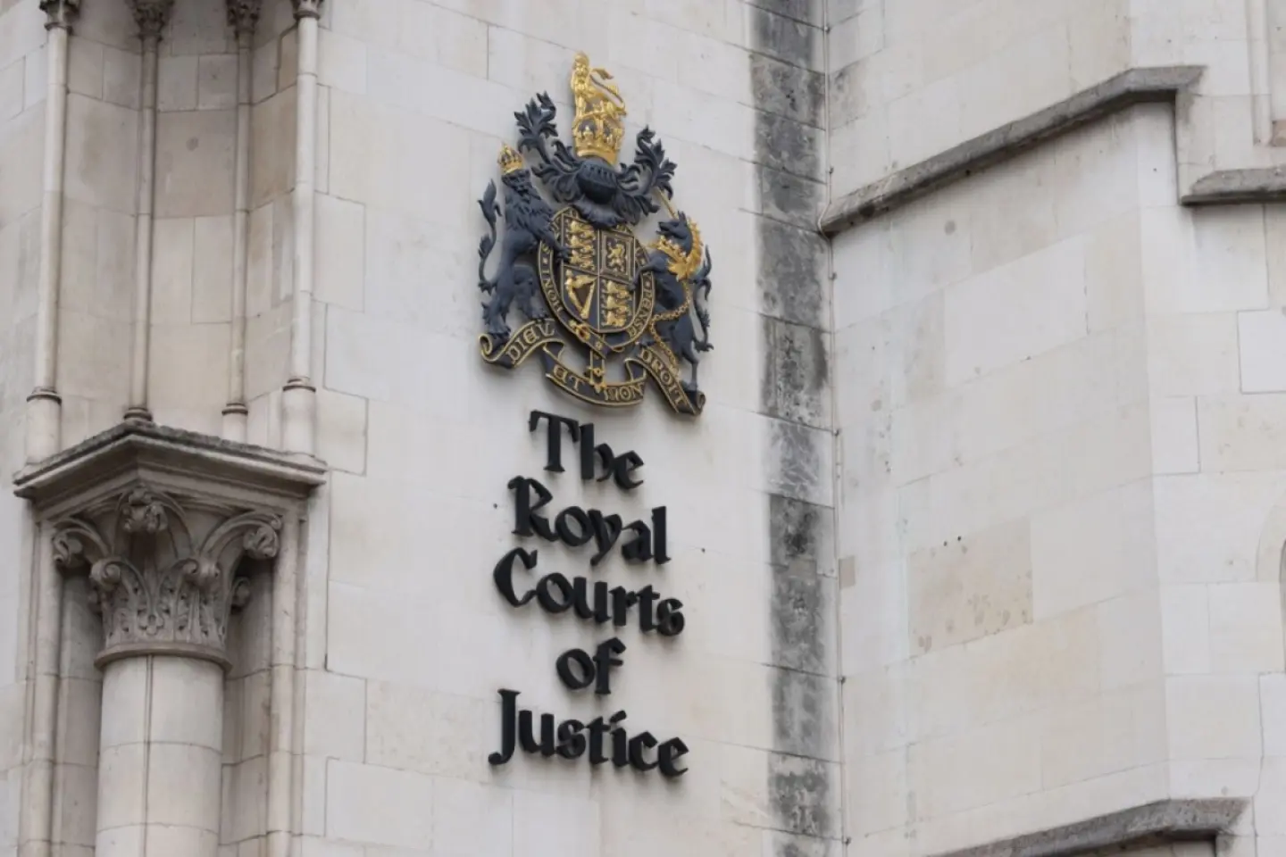 Români judecaţi la Londra pentru atacarea unui ziarist