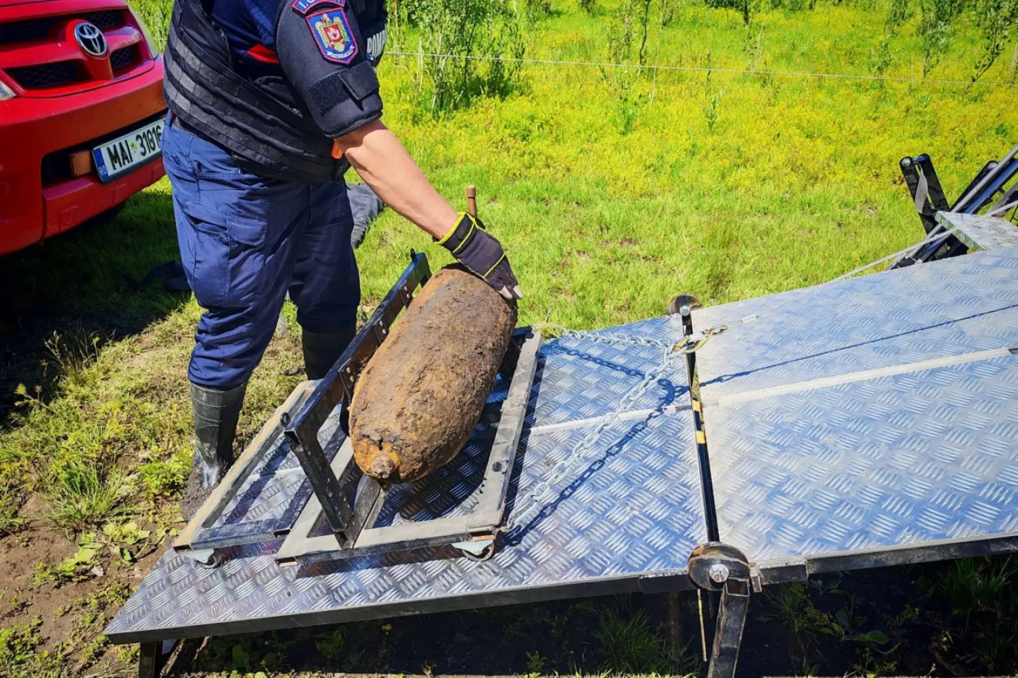 Bombă de aviație sovietică neexplodată, descoperită pe malul Prutului, în județul Botoșani