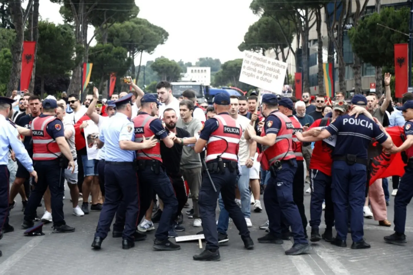 Albanezii se revoltă împotriva ginerelui lui Donald Trump