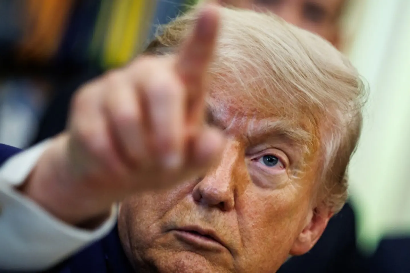 Donald Trump înterupe un interviu la NBC 