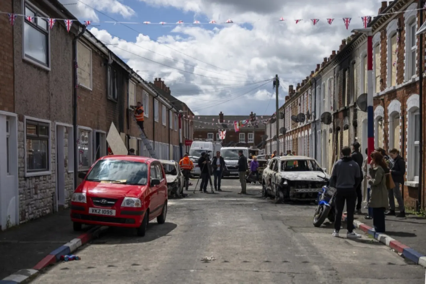 Locuințele a trei familii de români, vandalizate în timpul violențelor din Belfast