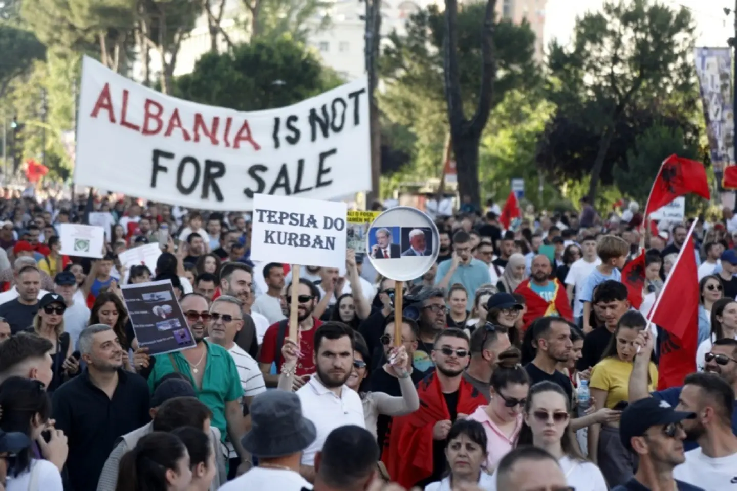 Proteste în Albania din cauza unui proiect imobiliar al ginerelui lui Trump