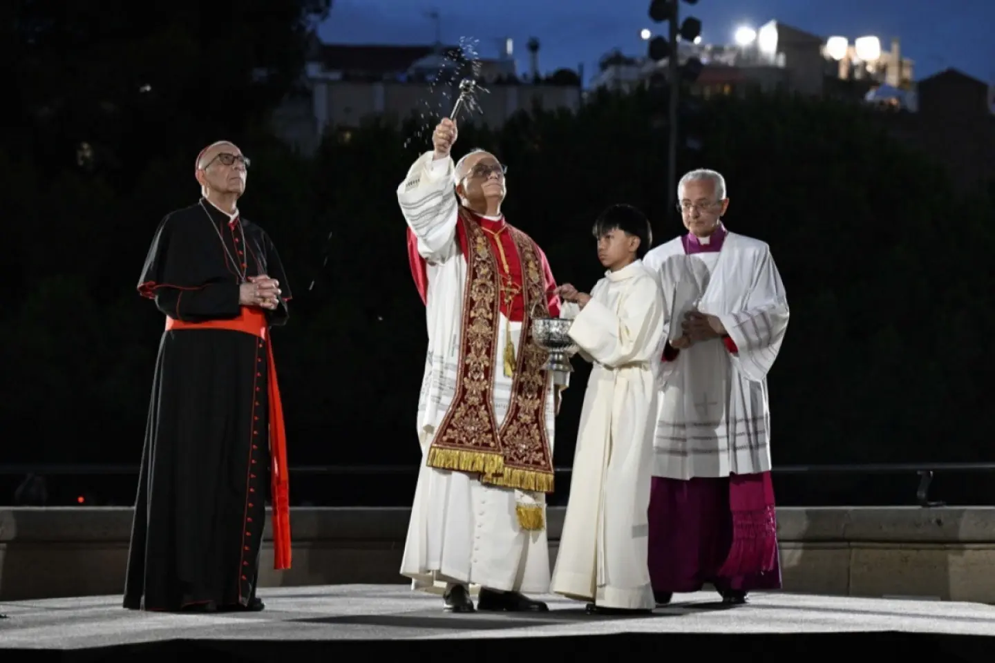 Papa îi omagiază pe migranţi în ultima etapă a vizitei în Spania
