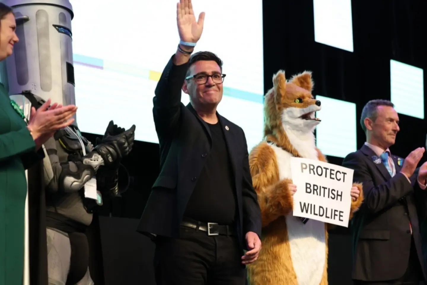 Laburistul Andy Burnham îşi deschide calea pentru funcţia de prim-ministru britanic