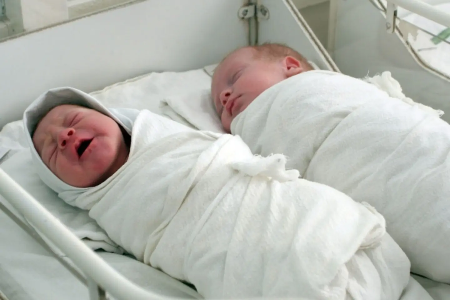 FAKE NEWS: Protocoalele medicale prevăd dislocarea intenționată a vertebrei Atlas la nou născuți