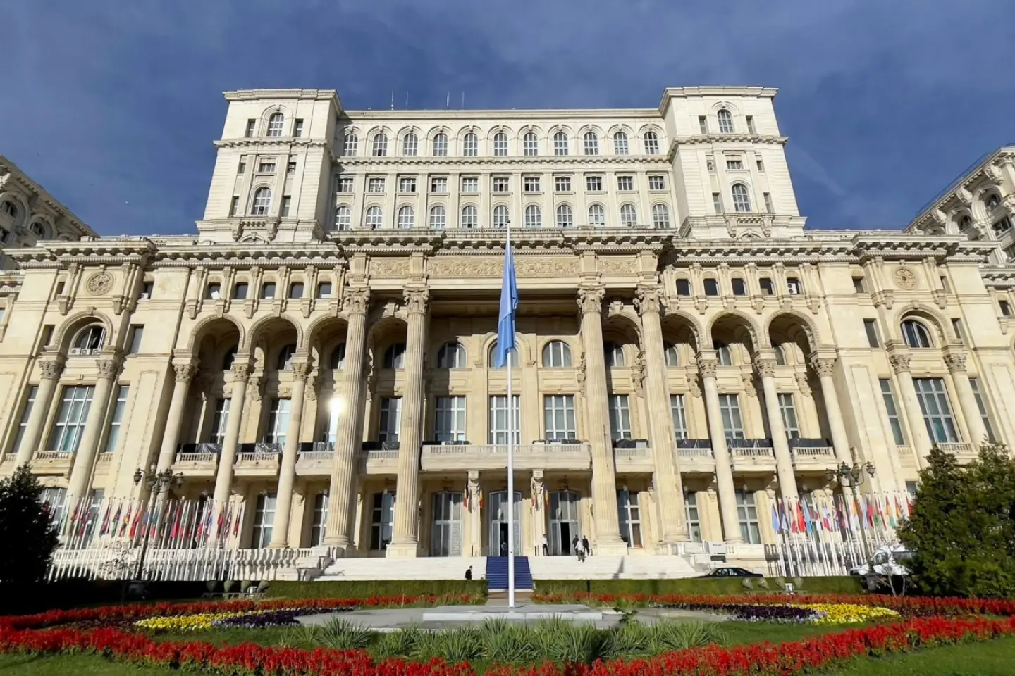 Parlamentul decide astăzi dacă validează cabinetul Veştea