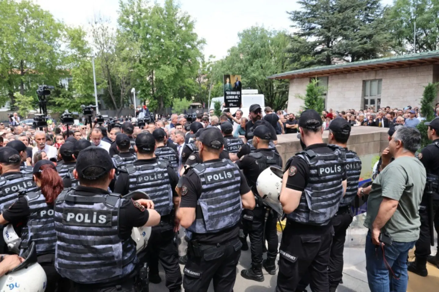 Peste 200 de arestări în Turcia înaintea summitului NATO de la Ankara