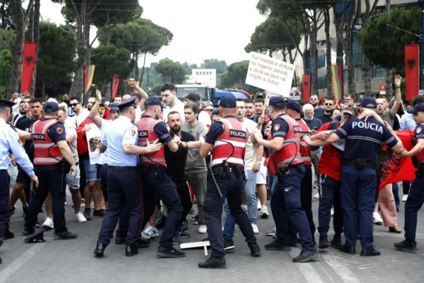Confruntări în Albania între poliție și protestatari din cauza proiectului familiei Trump