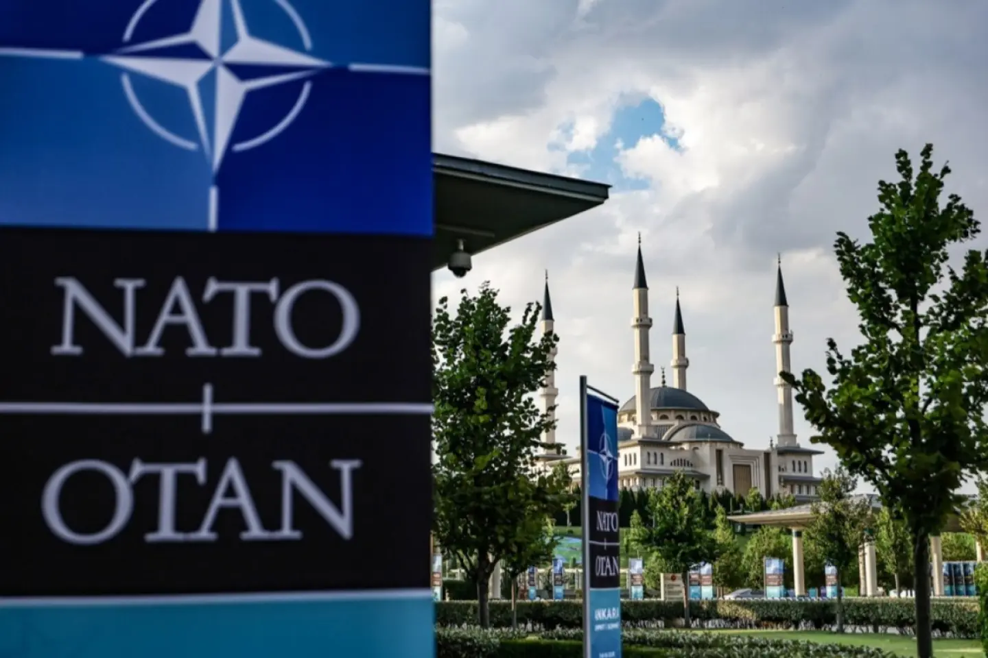 Trump îi ţine în tensiune pe aliaţii din NATO în privinţa sprijinului american