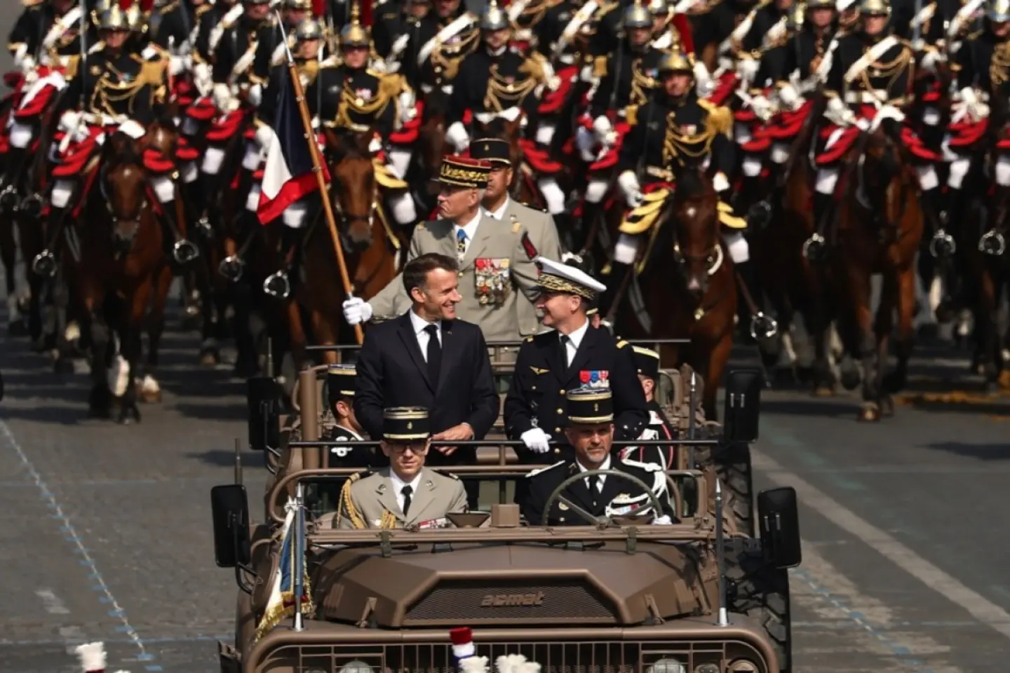 Franța și Europa își etalează forța militară la Paris
