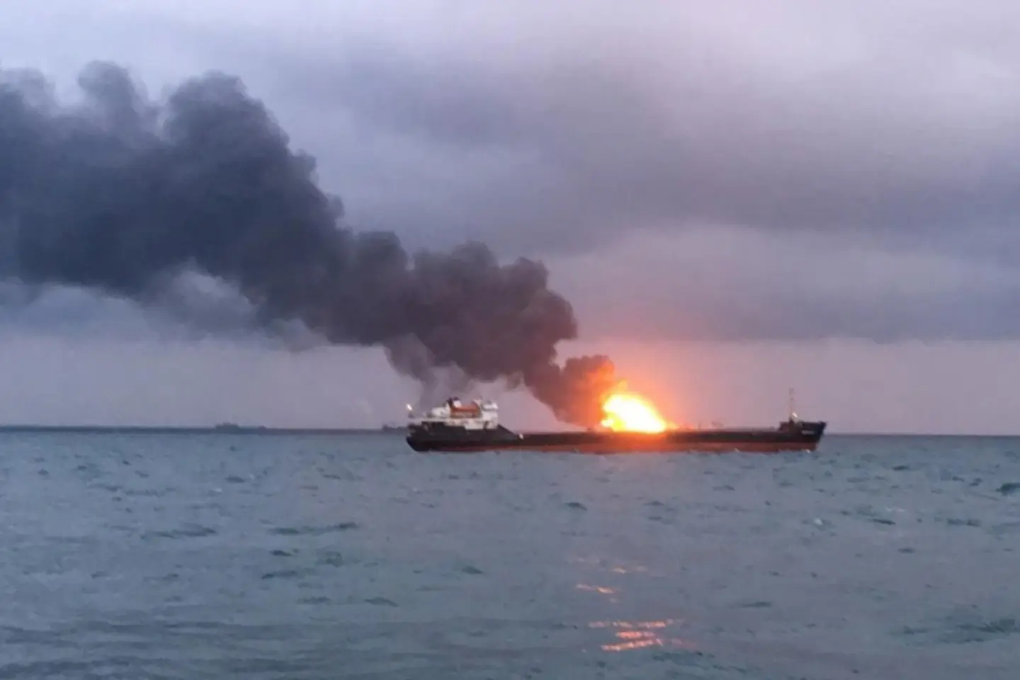 Ucraina loveşte flota fantomă a Rusiei din Marea Neagră
