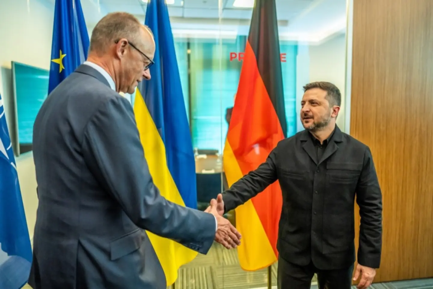 PROPAGANDĂ DE RĂZBOI: NATO înarmează Ucraina pentru a împiedica pacea dorită de Rusia